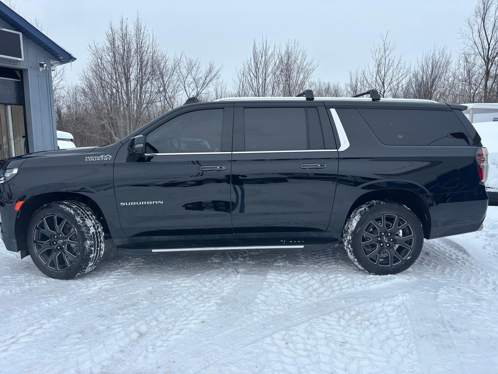 Chevrolet Suburban 2023 - Image 3