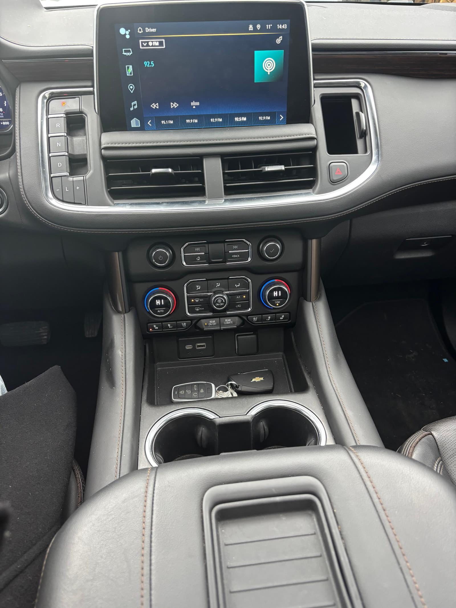 Chevrolet Suburban 2023 - Image 11