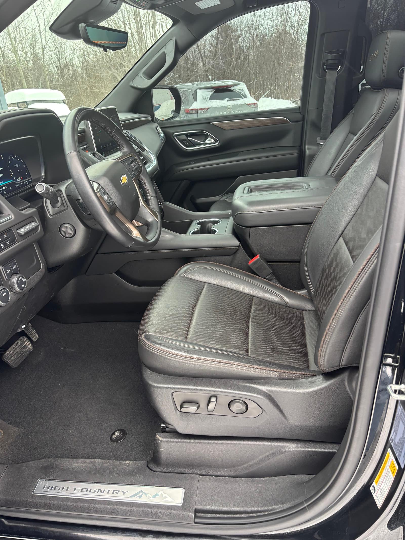 Chevrolet Suburban 2023 - Image 13