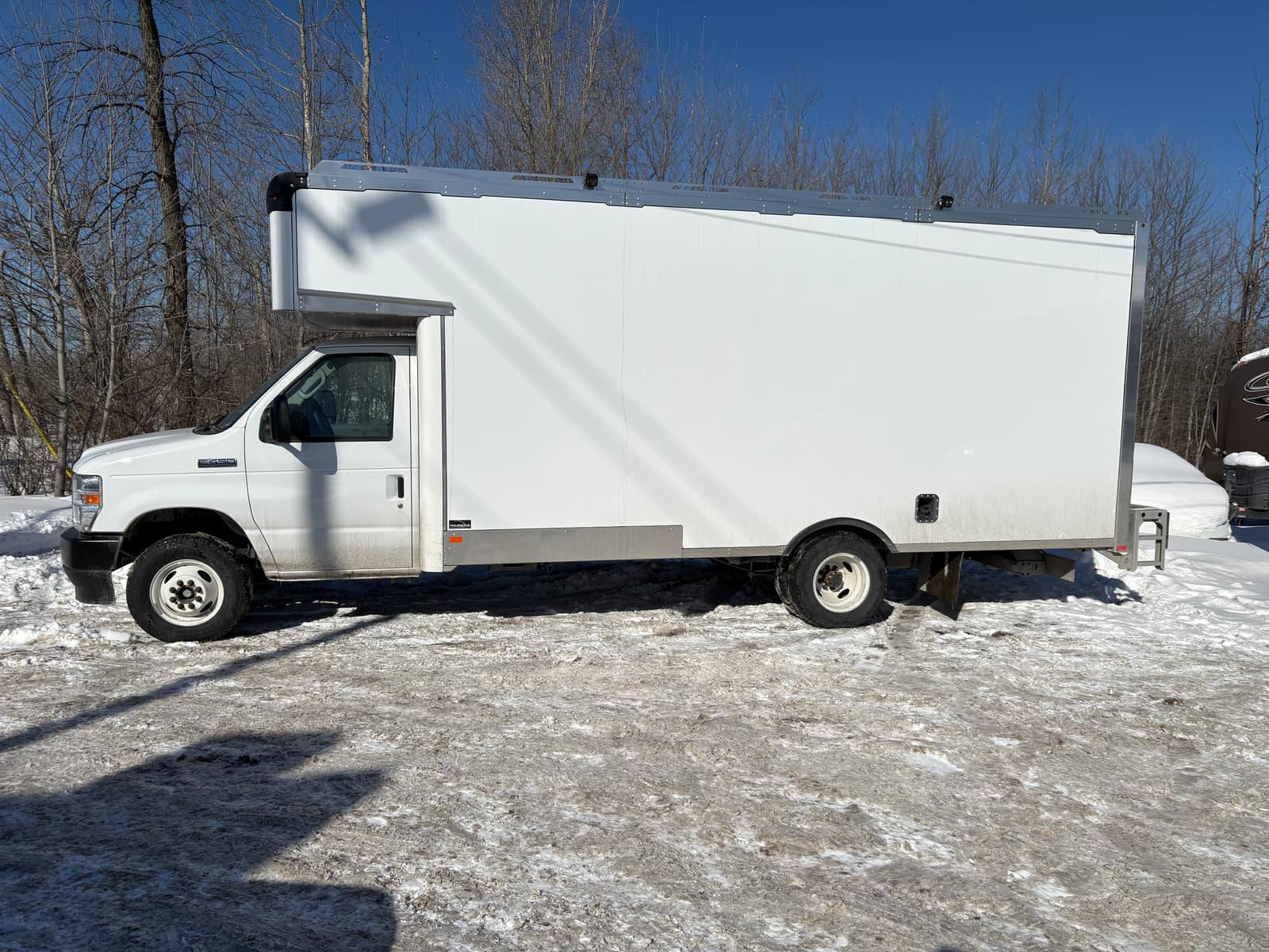 Ford E-450 Cutaway 2025 - Image 2