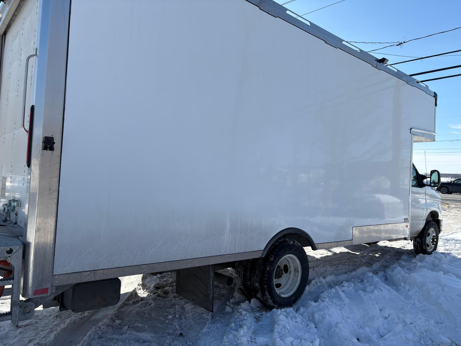 Ford E-450 Cutaway 2025 - Image 5