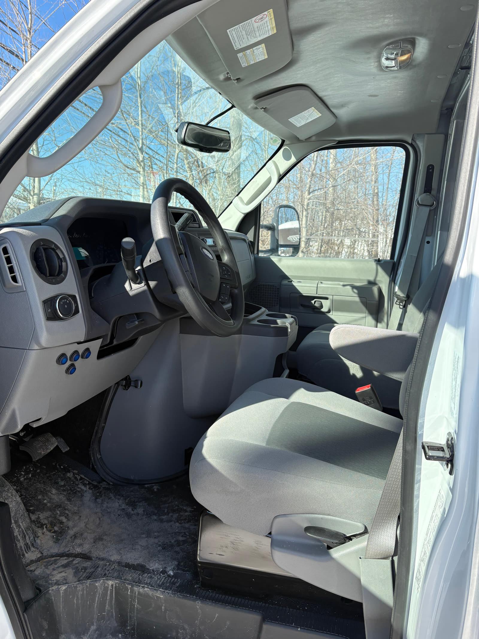 Ford E-450 Cutaway 2025 - Image 8