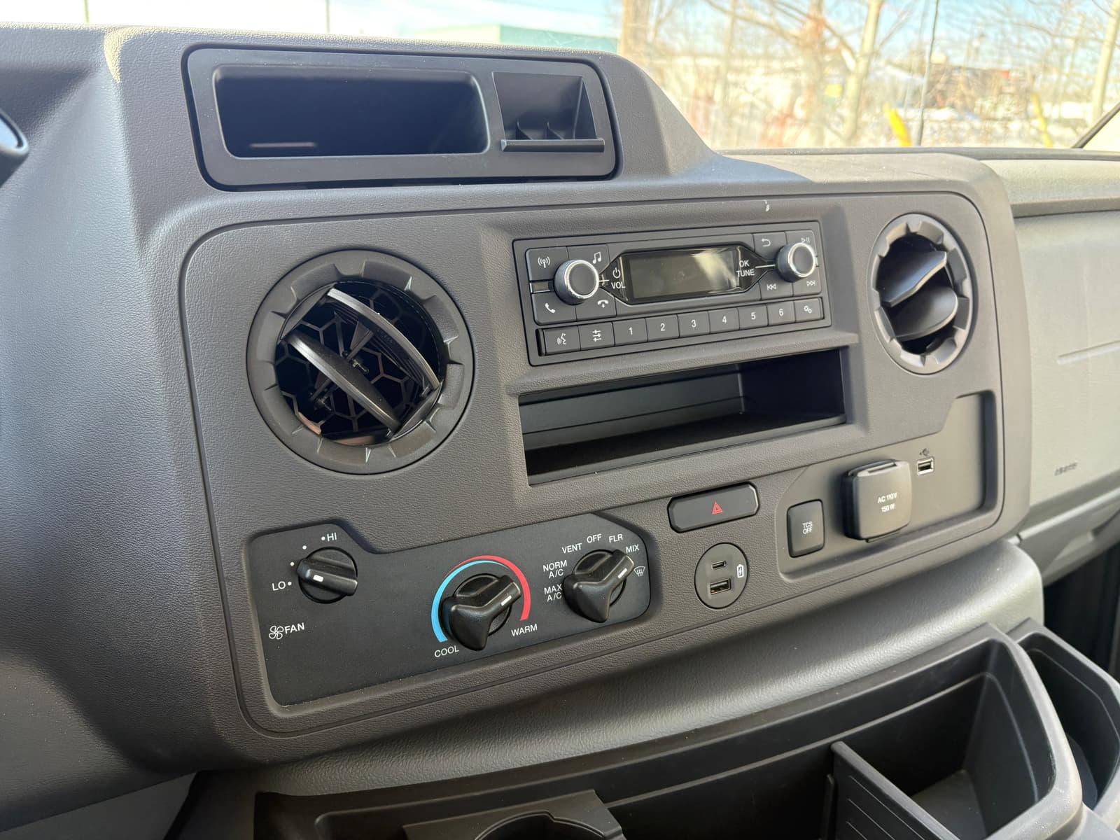 Ford E-450 Cutaway 2025 - Image 10