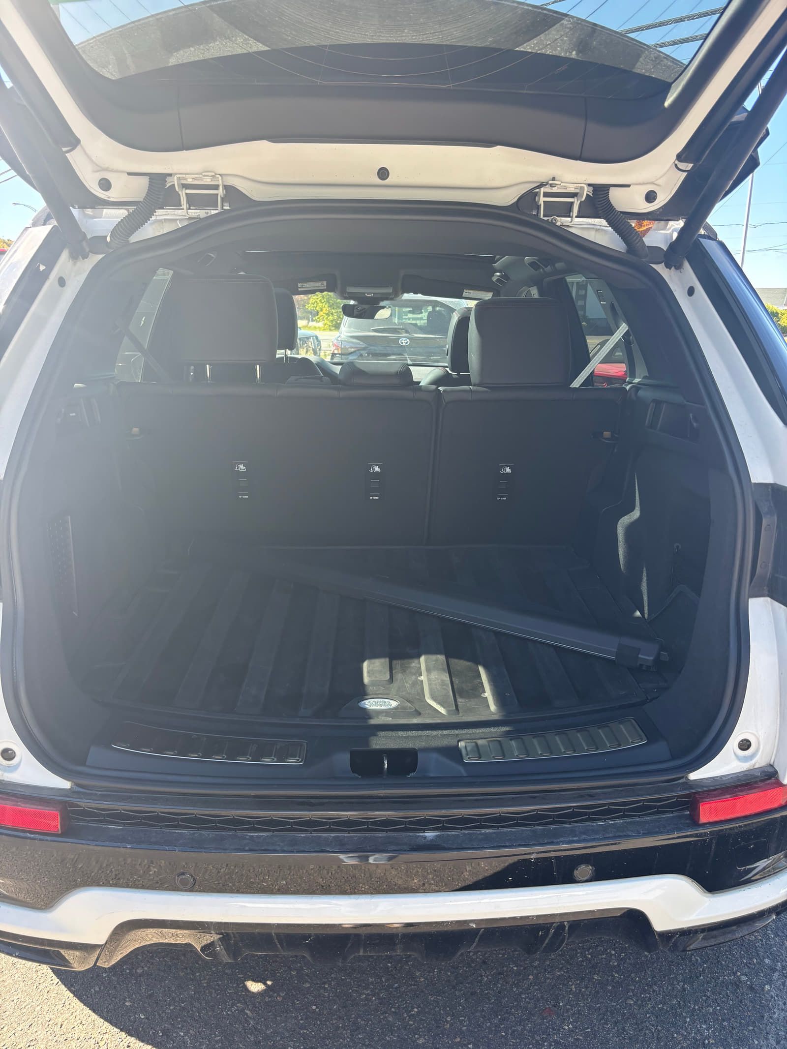 Land Rover Discovery Sport 2023 - Image 5 