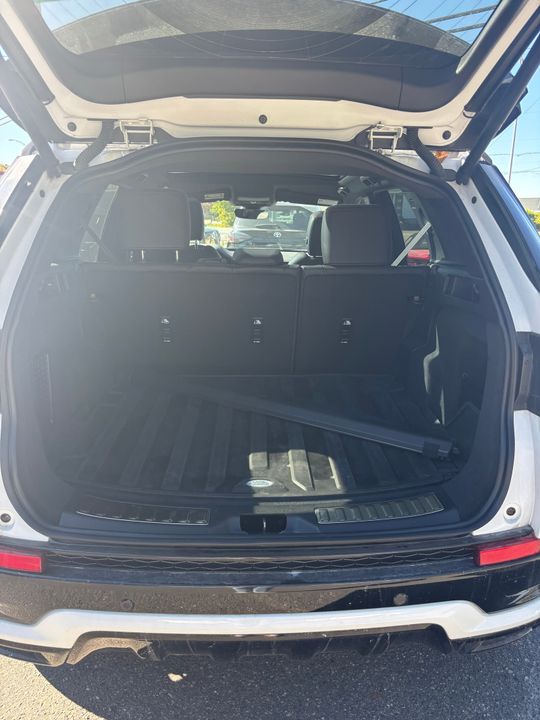 Land Rover Discovery Sport 2023 - Image 6