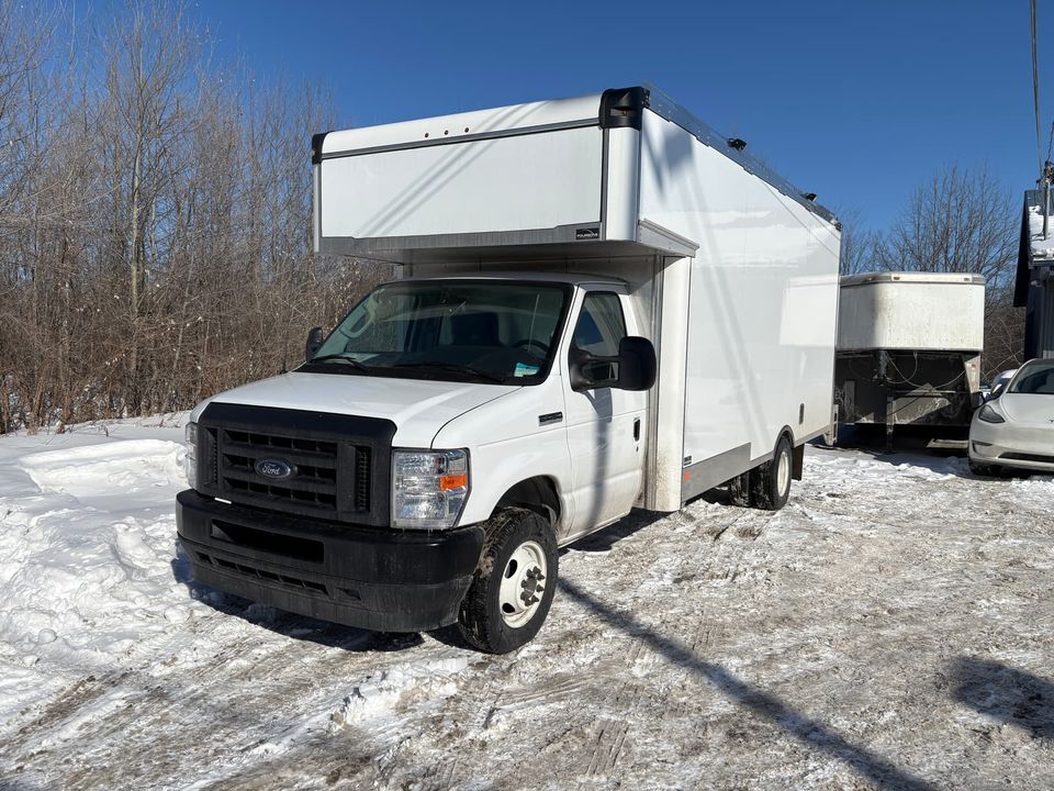 Ford E-450 Cutaway 2025 - Image 1