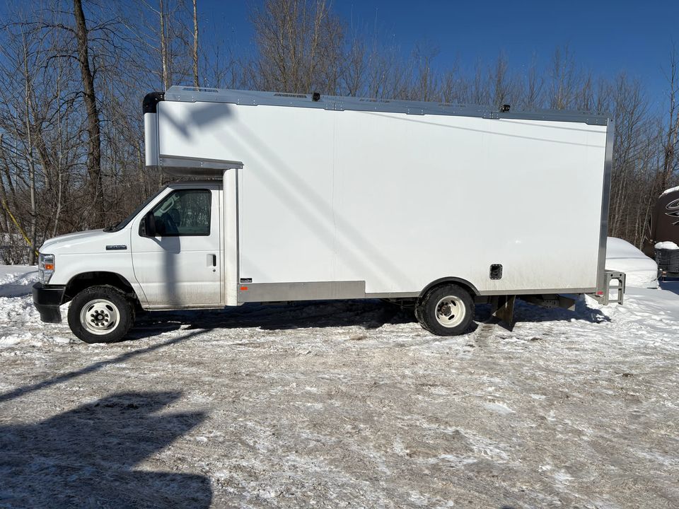 Ford E-450 Cutaway 2025 - Image 2